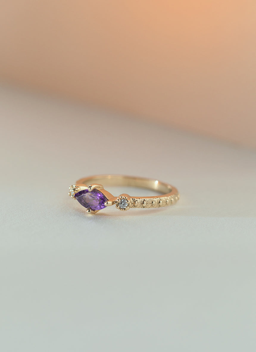 Flowery diamant amethist ring 14k goud