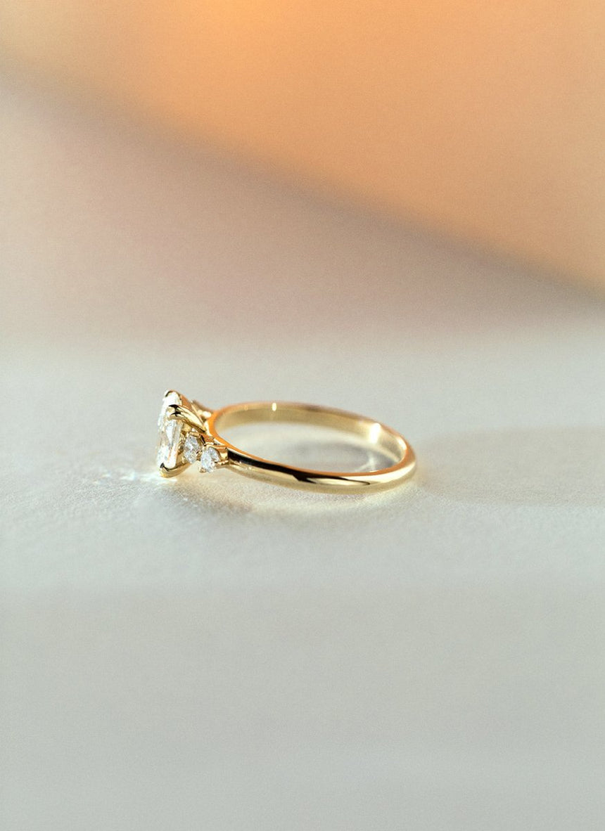 Alison oval diamond ring 14k gold - Studio Kroewe