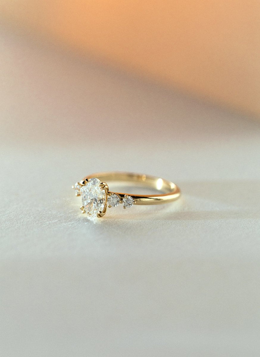 Alison oval diamond ring 14k gold - Studio Kroewe