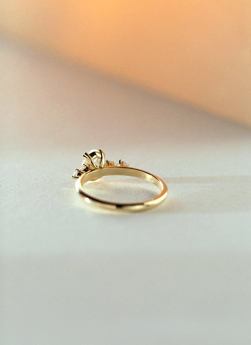 Alison oval diamond ring 14k gold - Studio Kroewe