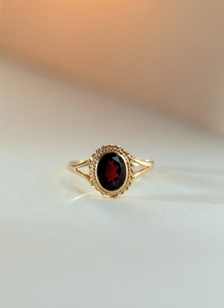 Aurie garnet ring 14k gold - Studio Kroewe