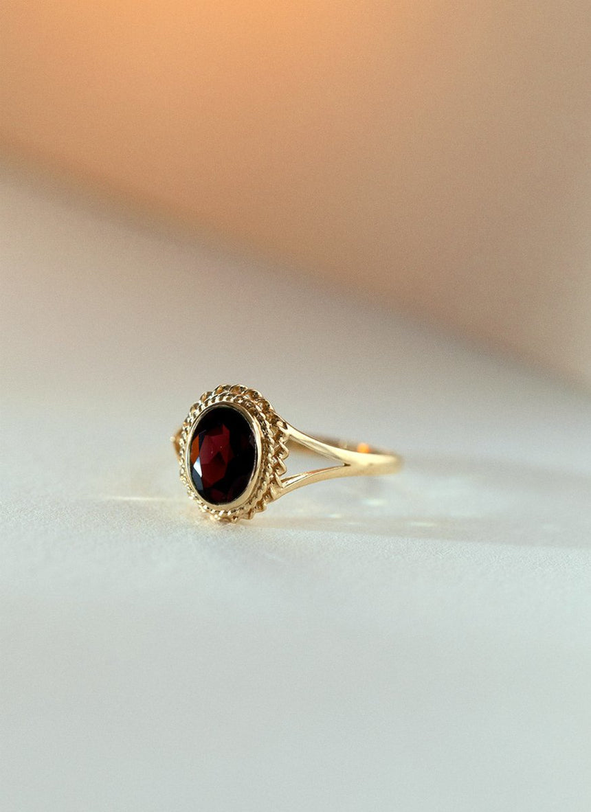 Aurie garnet ring 14k gold - Studio Kroewe