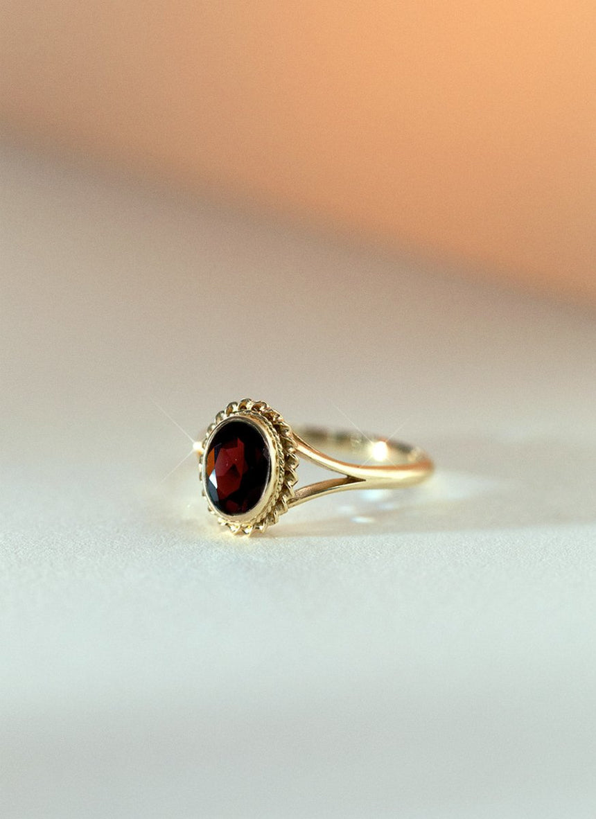 Aurie garnet ring 14k gold - Studio Kroewe