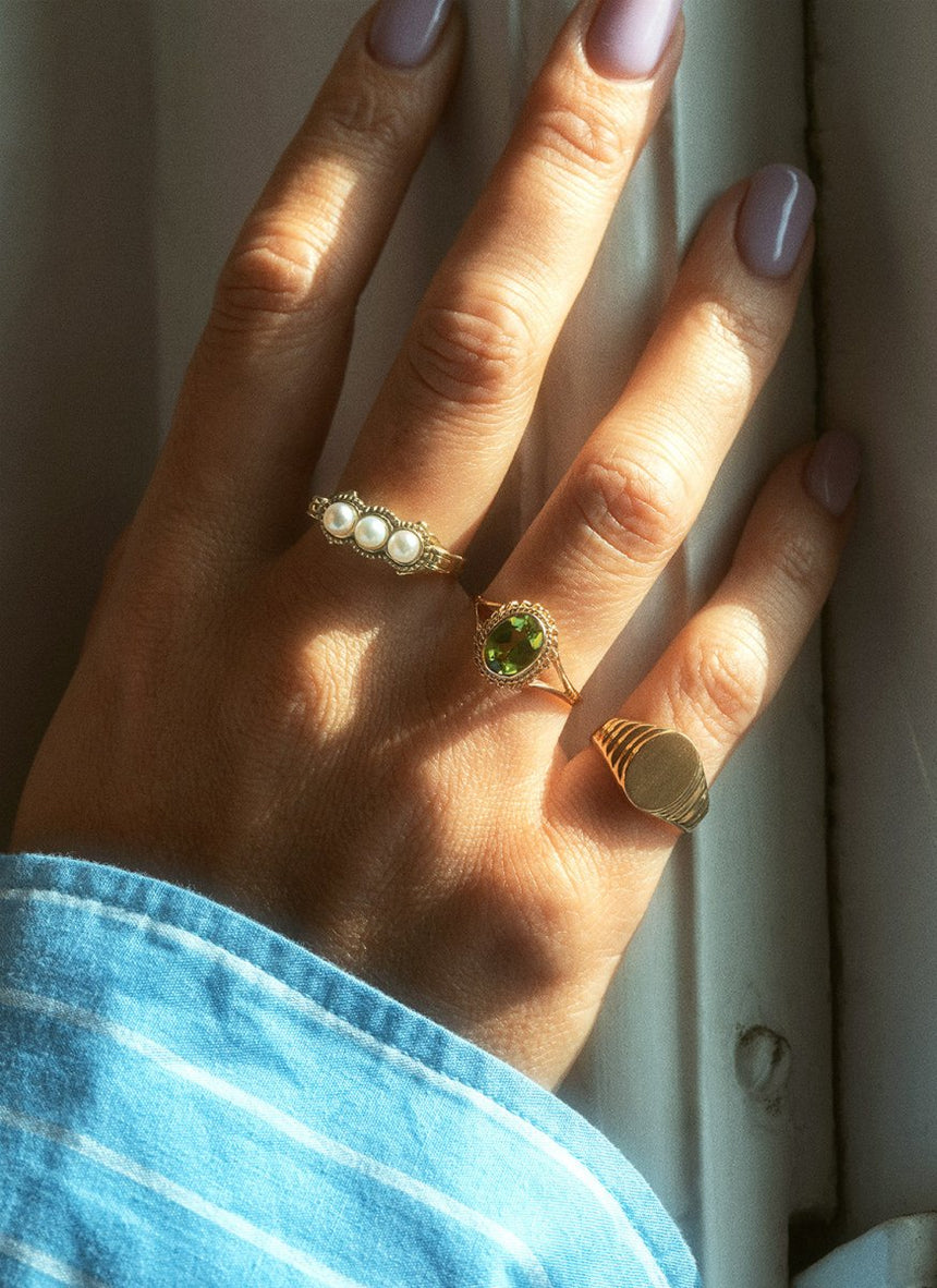 Goldie signet ring 14k gold - Studio Kroewe