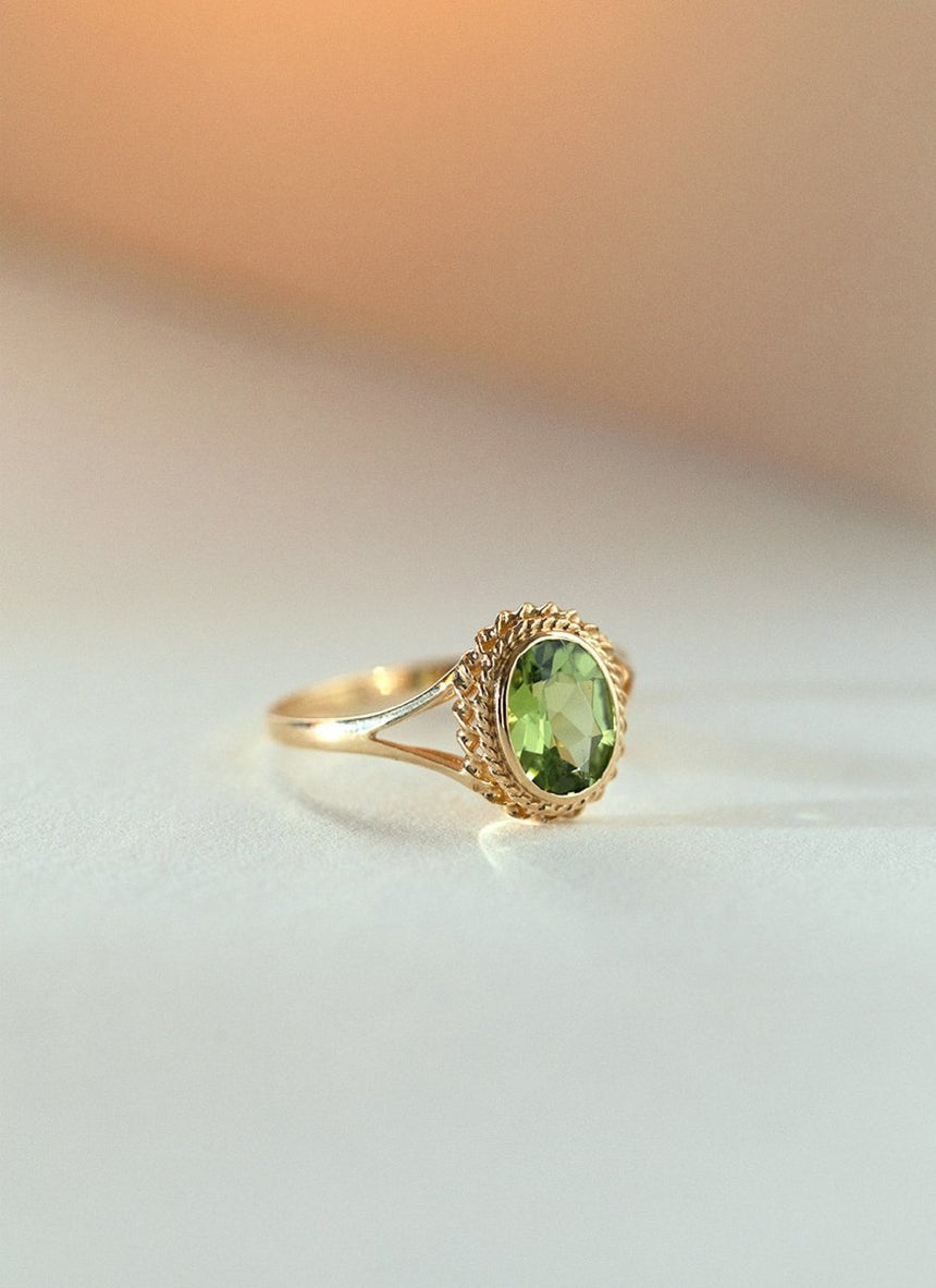 Goldie signet ring 14k gold - Studio Kroewe