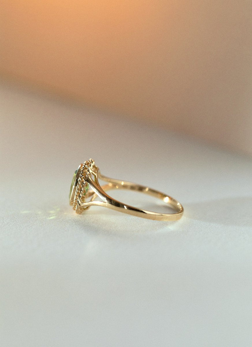 Aurie peridot ring 14k gold - Studio Kroewe