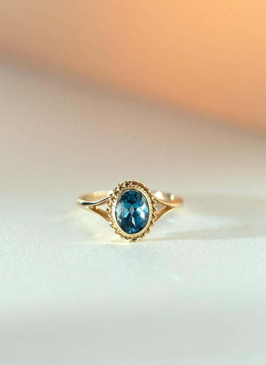 Limited Edition - Daisy sapphire diamond ring 14k gold - Studio Kroewe
