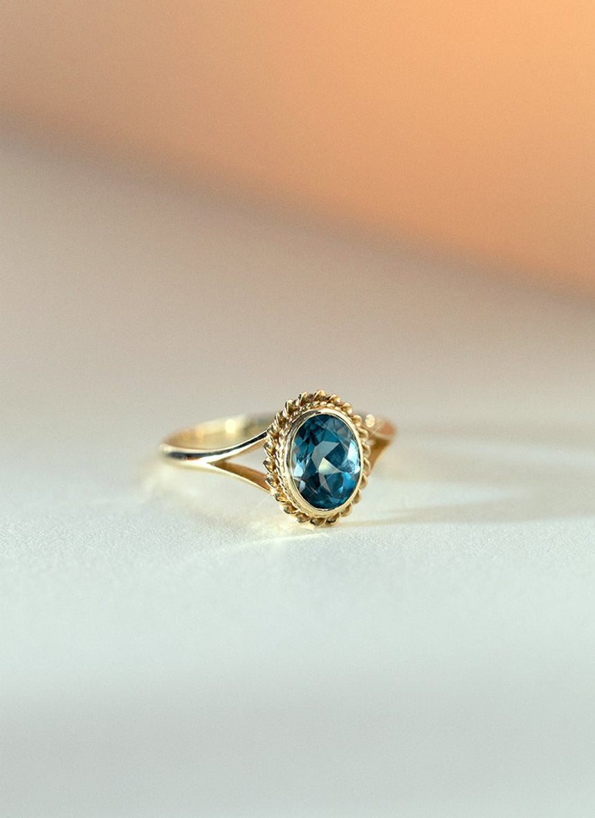 Limited Edition - Daisy sapphire diamond ring 14k gold - Studio Kroewe