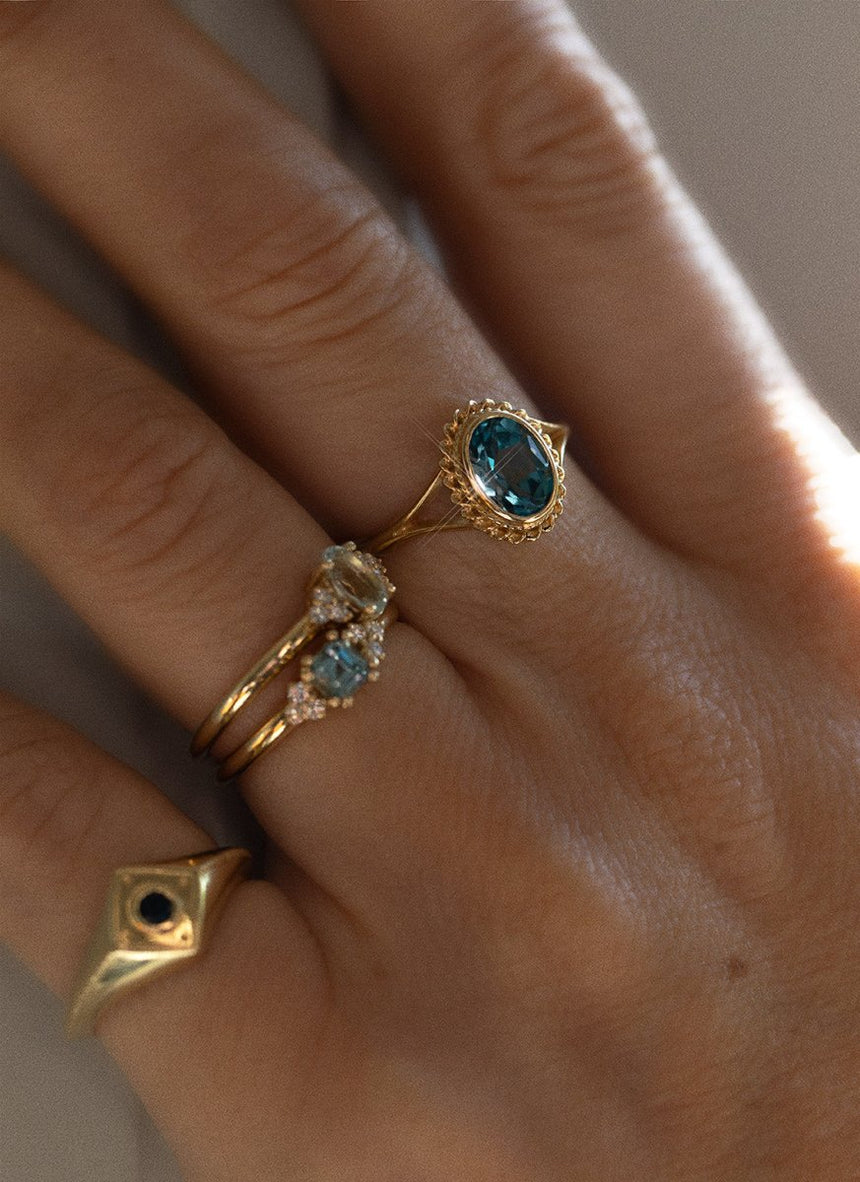 Limited Edition - Daisy sapphire diamond ring 14k gold - Studio Kroewe