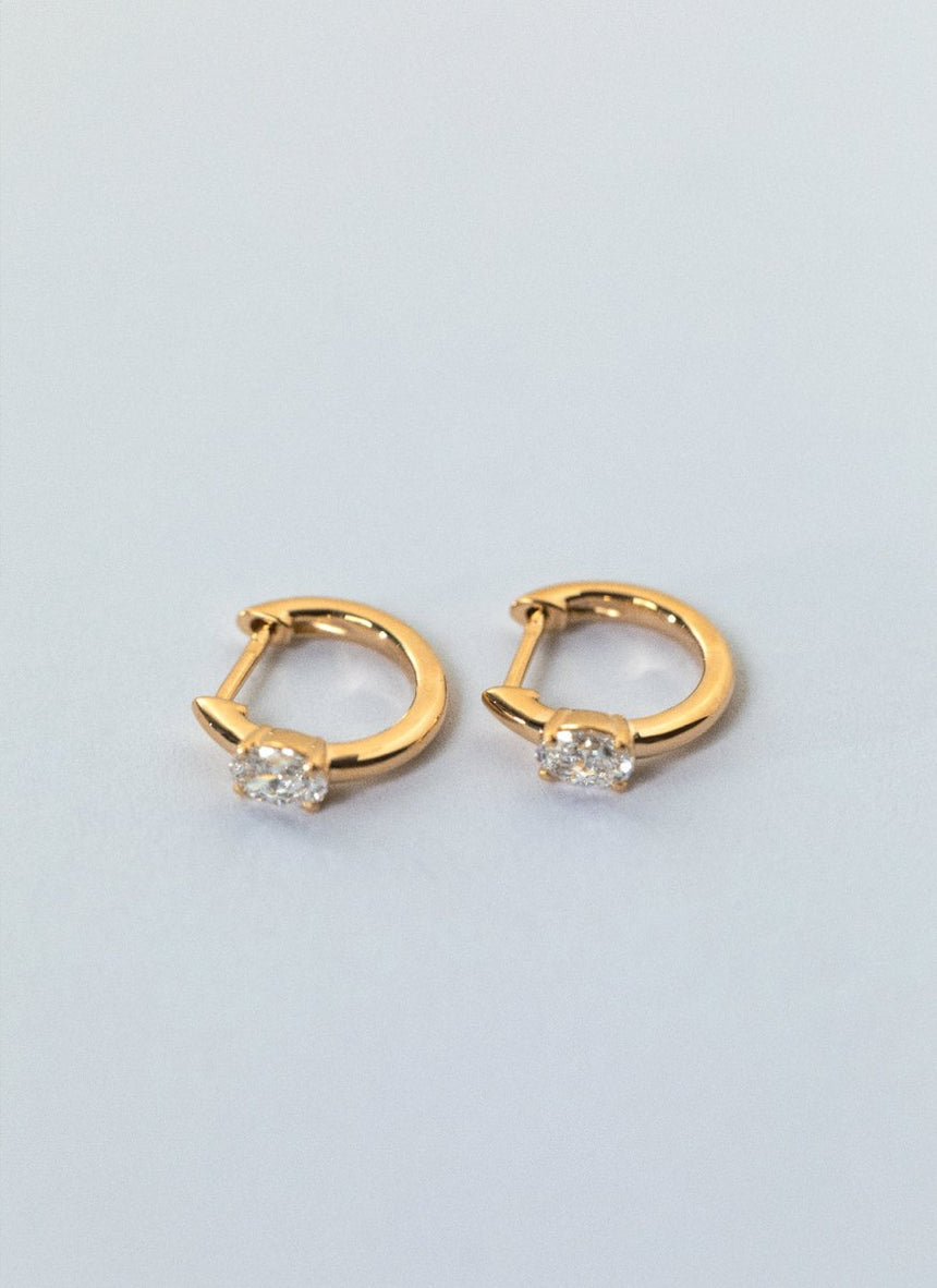 Jumi pearl huggie 14k gold - Studio Kroewe