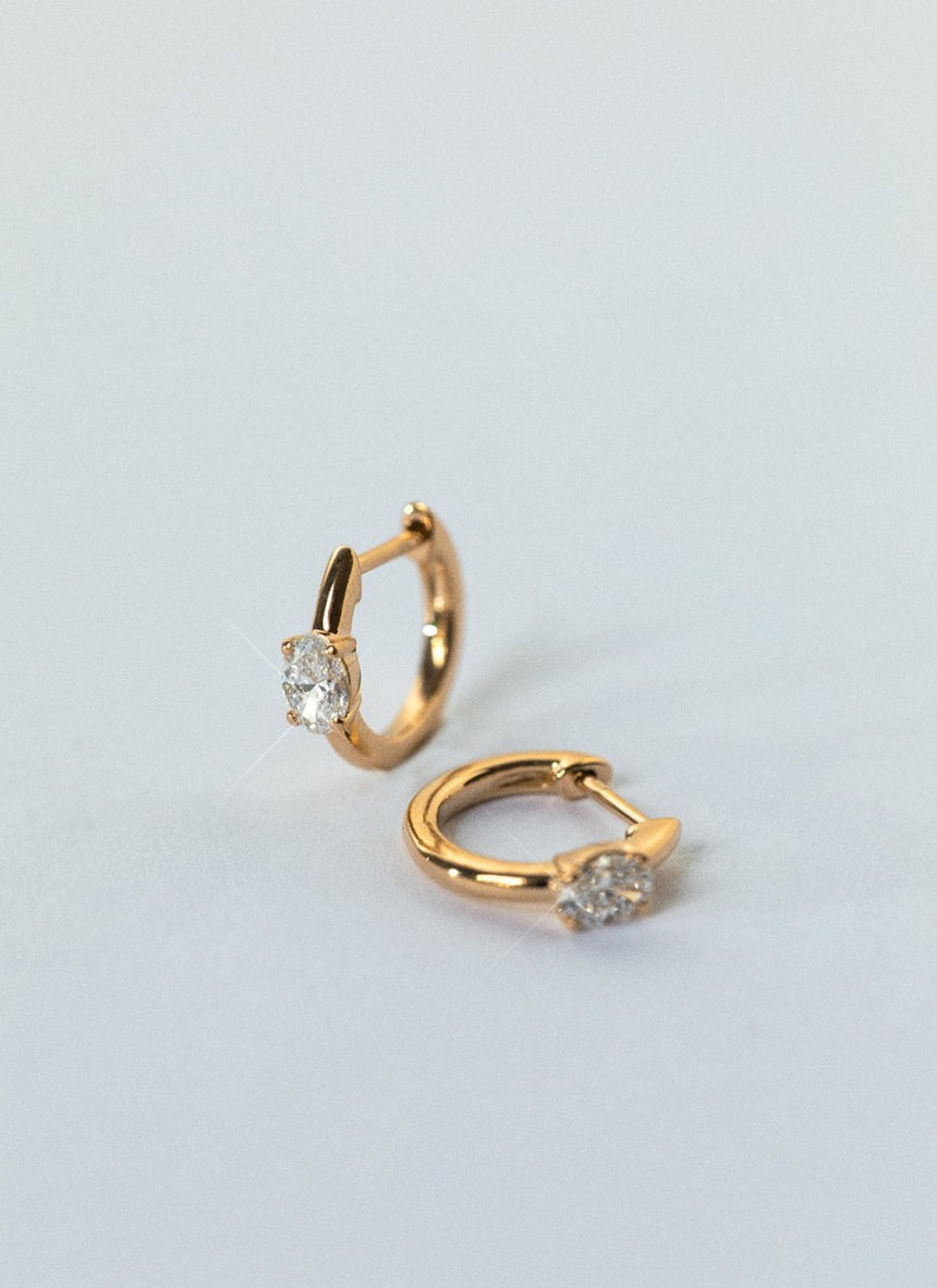 Yara oval cut diamond earstud 14k gold - Studio Kroewe