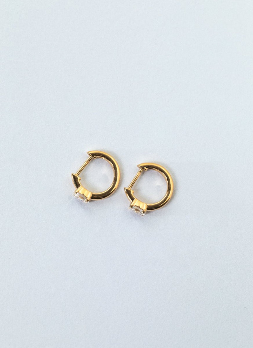 Yara oval cut diamond earstud 14k gold - Studio Kroewe