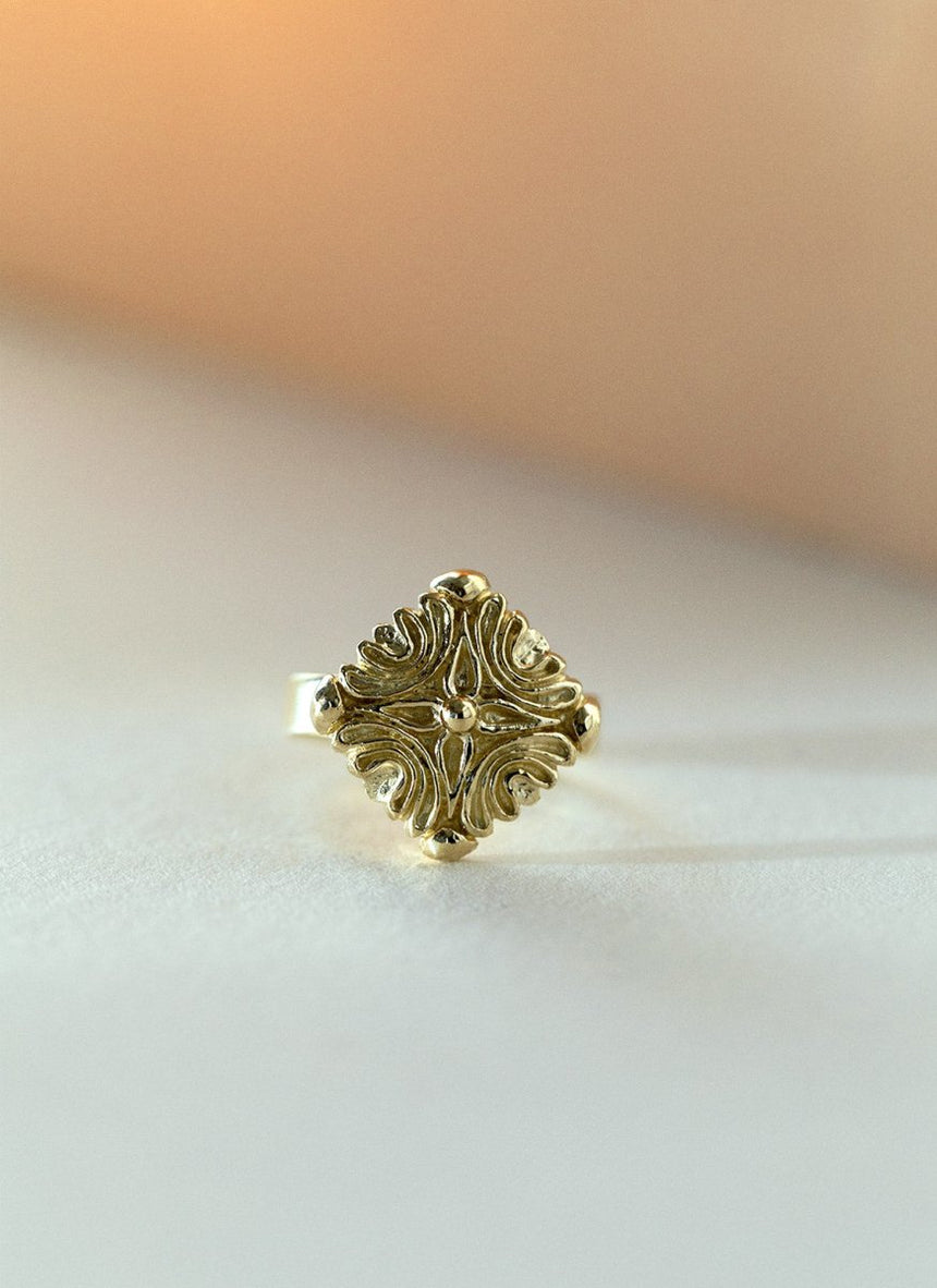 Charlie signet ring 14k gold - Studio Kroewe