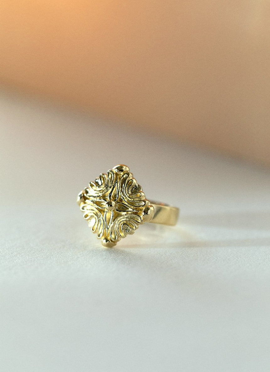 Charlie signet ring 14k gold - Studio Kroewe