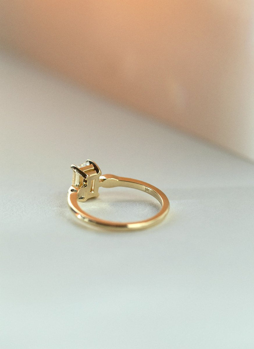 Ciri emerald cut diamond ring 14k gold - Studio Kroewe