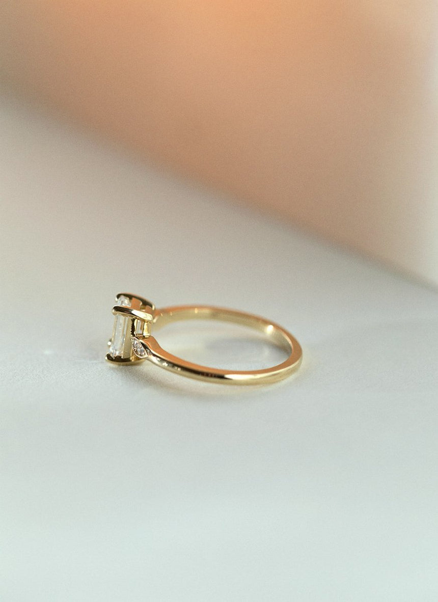 Ciri emerald cut diamond ring 14k gold - Studio Kroewe