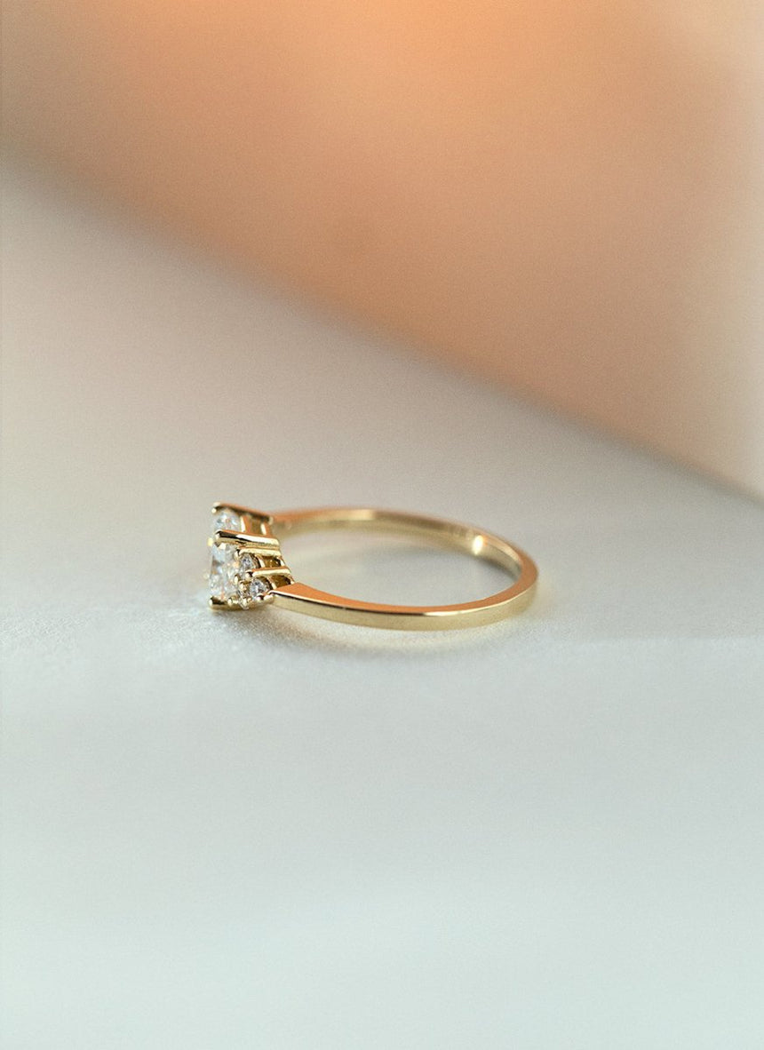 Clementine cushion cut diamond ring 14k gold - Studio Kroewe