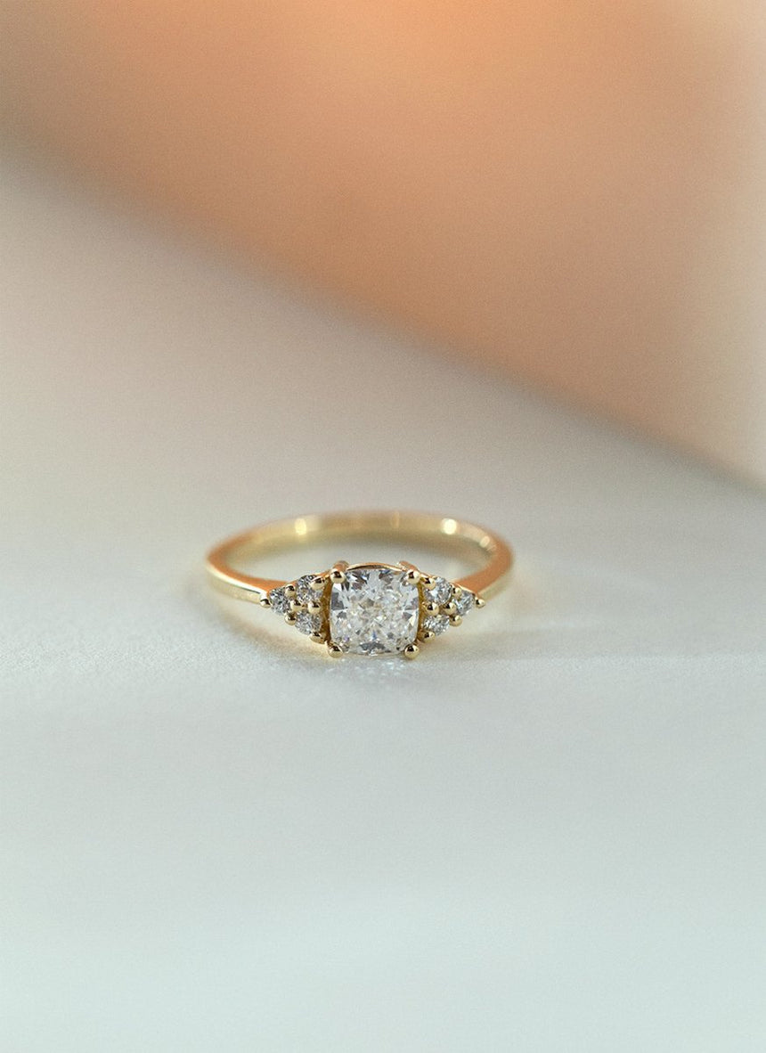 Clementine cushion cut diamond ring 14k gold - Studio Kroewe