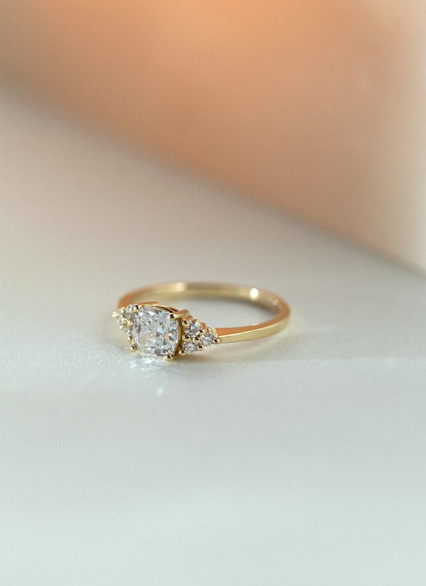 Clementine cushion cut diamond ring 14k gold - Studio Kroewe