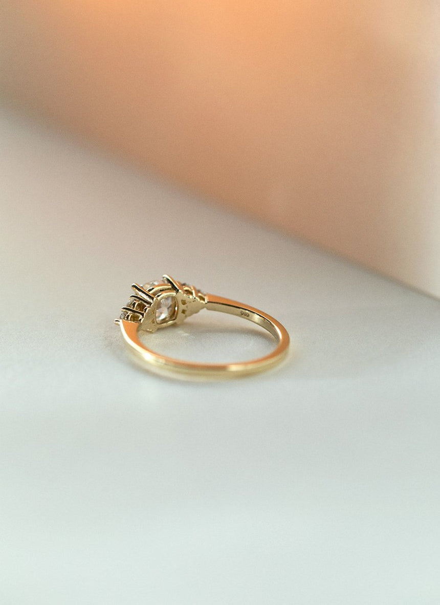 Clementine cushion cut diamond ring 14k gold - Studio Kroewe