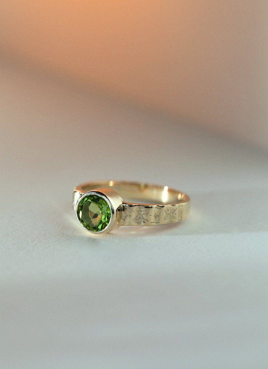 Coco peridot ring 14k gold - Studio Kroewe