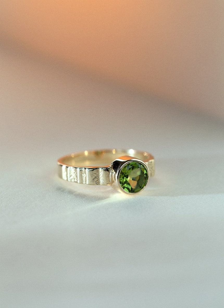 Coco peridot ring 14k gold - Studio Kroewe