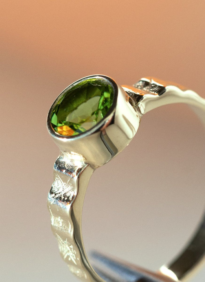 Coco peridot ring 14k gold - Studio Kroewe