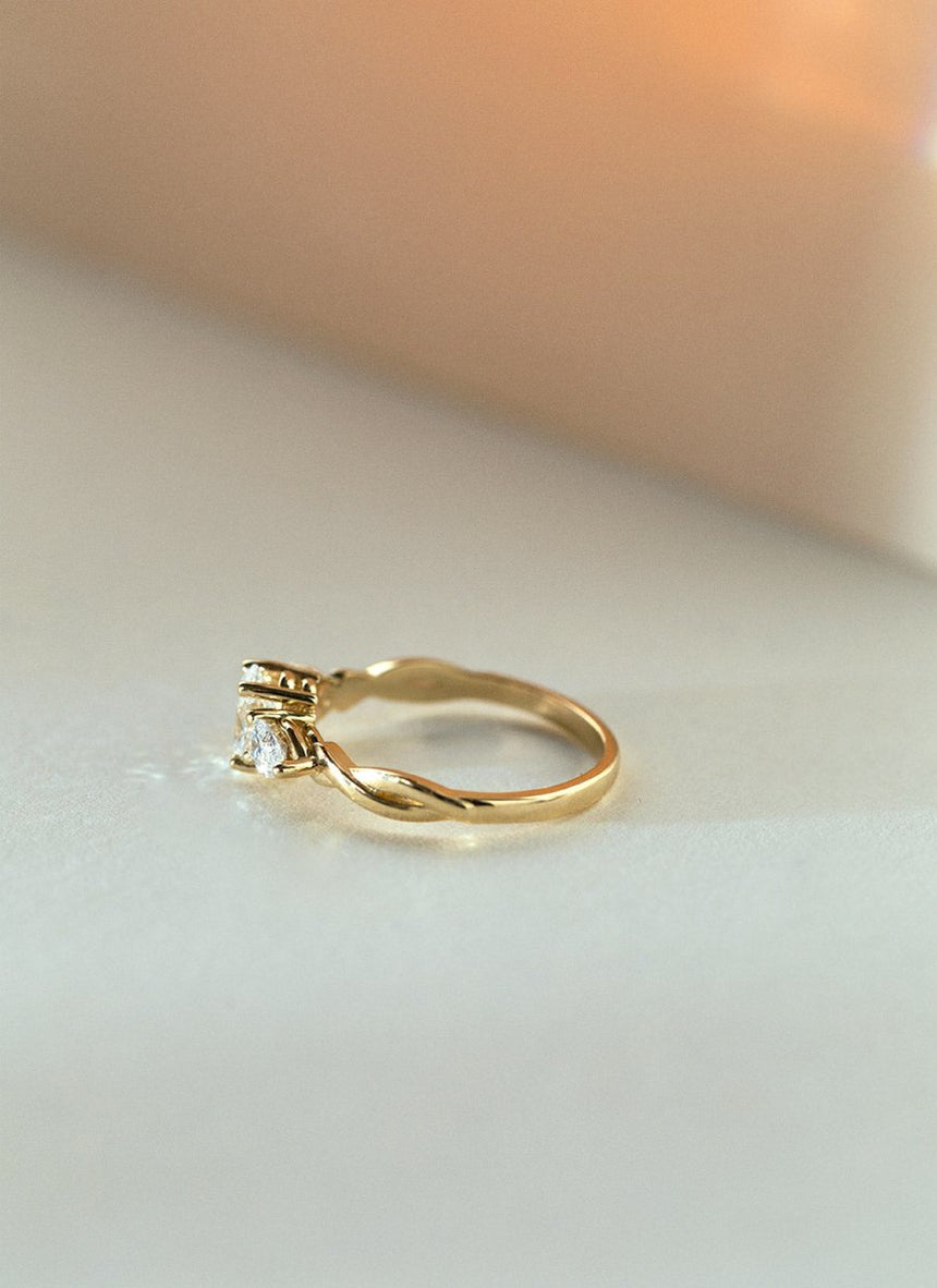 Custom oval 0.50ct diamond ring 14k gold - Studio Kroewe