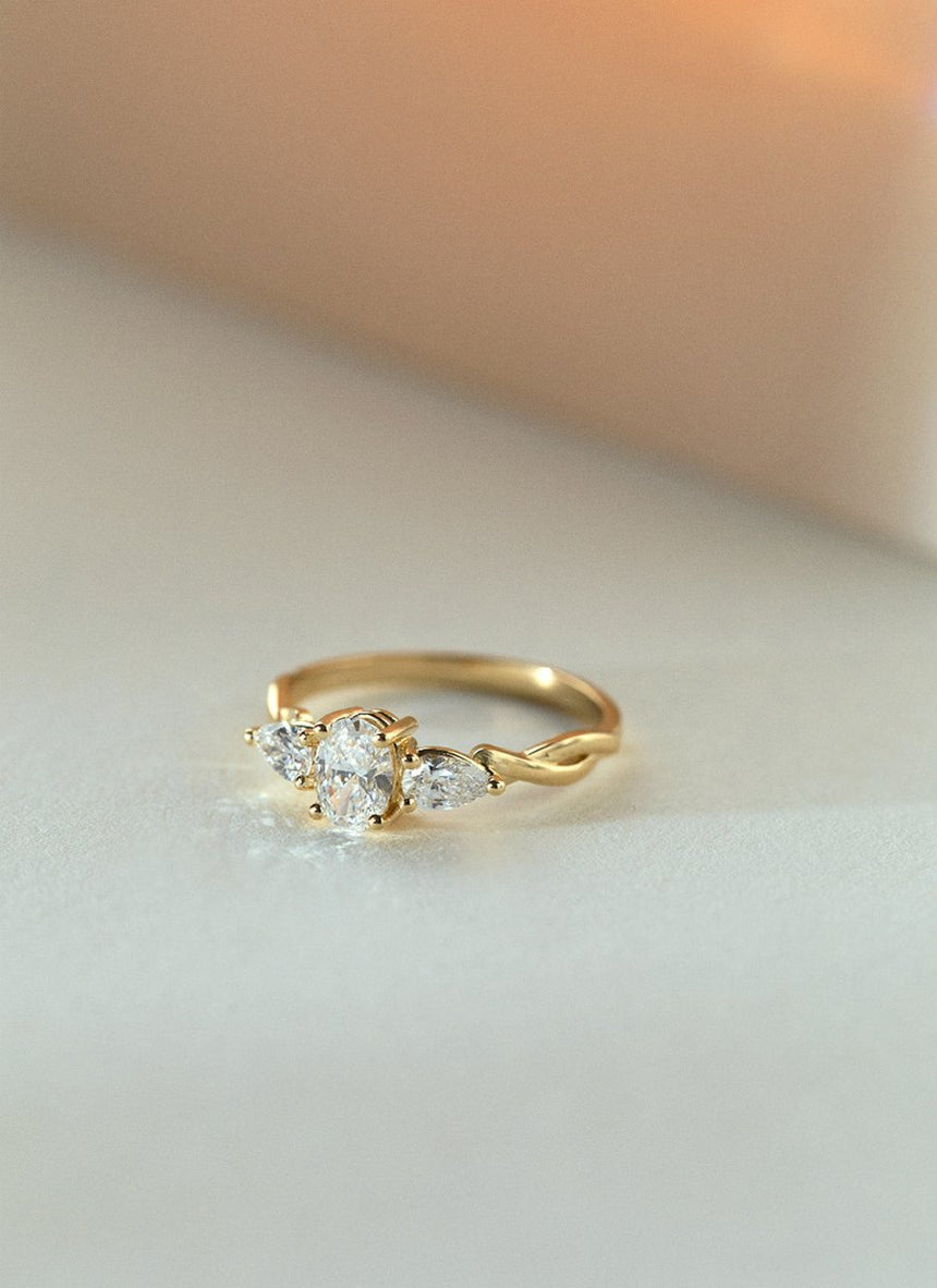 Custom oval 0.50ct diamond ring 14k gold - Studio Kroewe