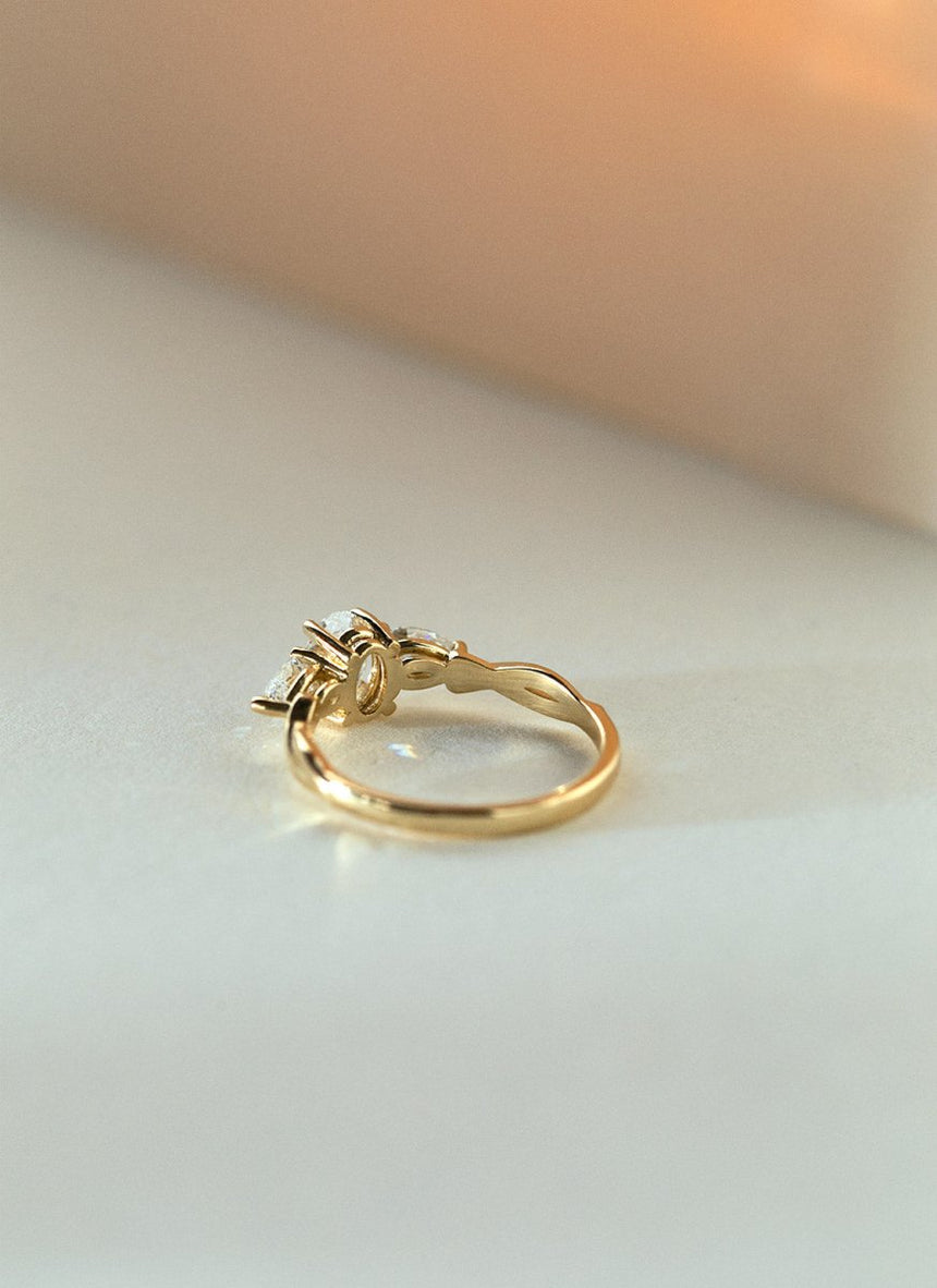 Custom oval 0.50ct diamond ring 14k gold - Studio Kroewe