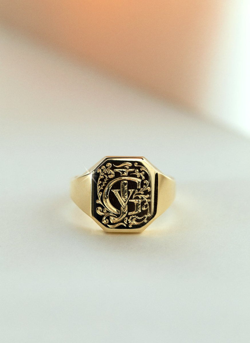Custom woody signet ring 14k gold - Studio Kroewe