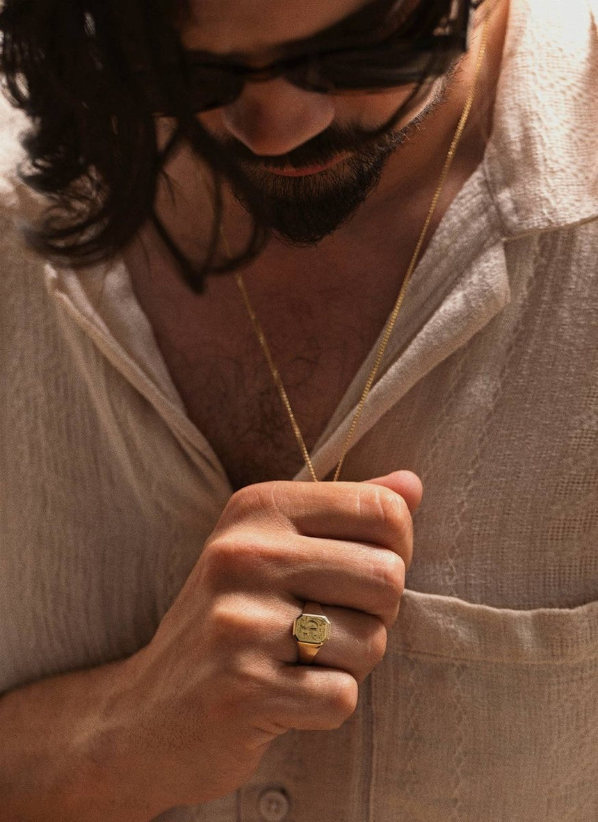 Custom woody signet ring 14k gold - Studio Kroewe