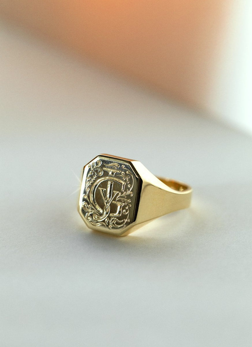 Custom woody signet ring 14k gold - Studio Kroewe
