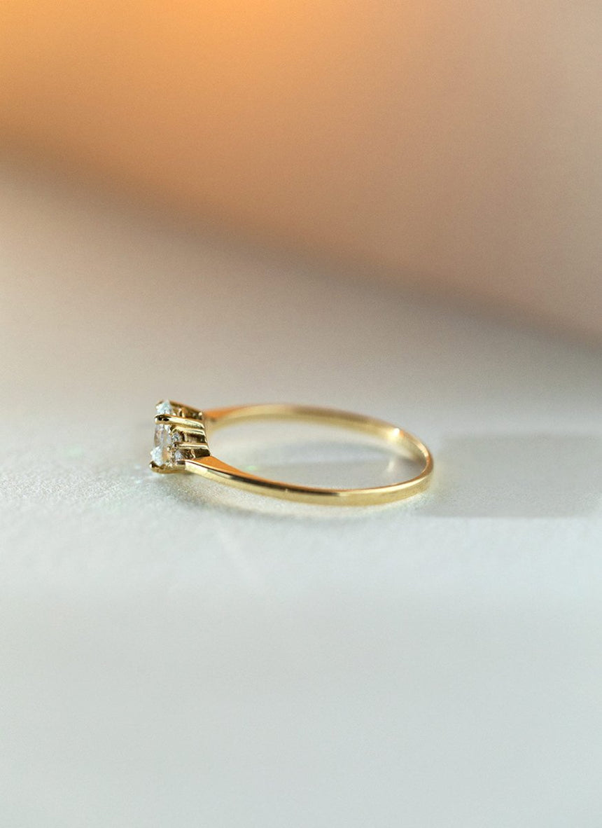 Dakota oval diamond 0.5ct ring 14k gold - Studio Kroewe