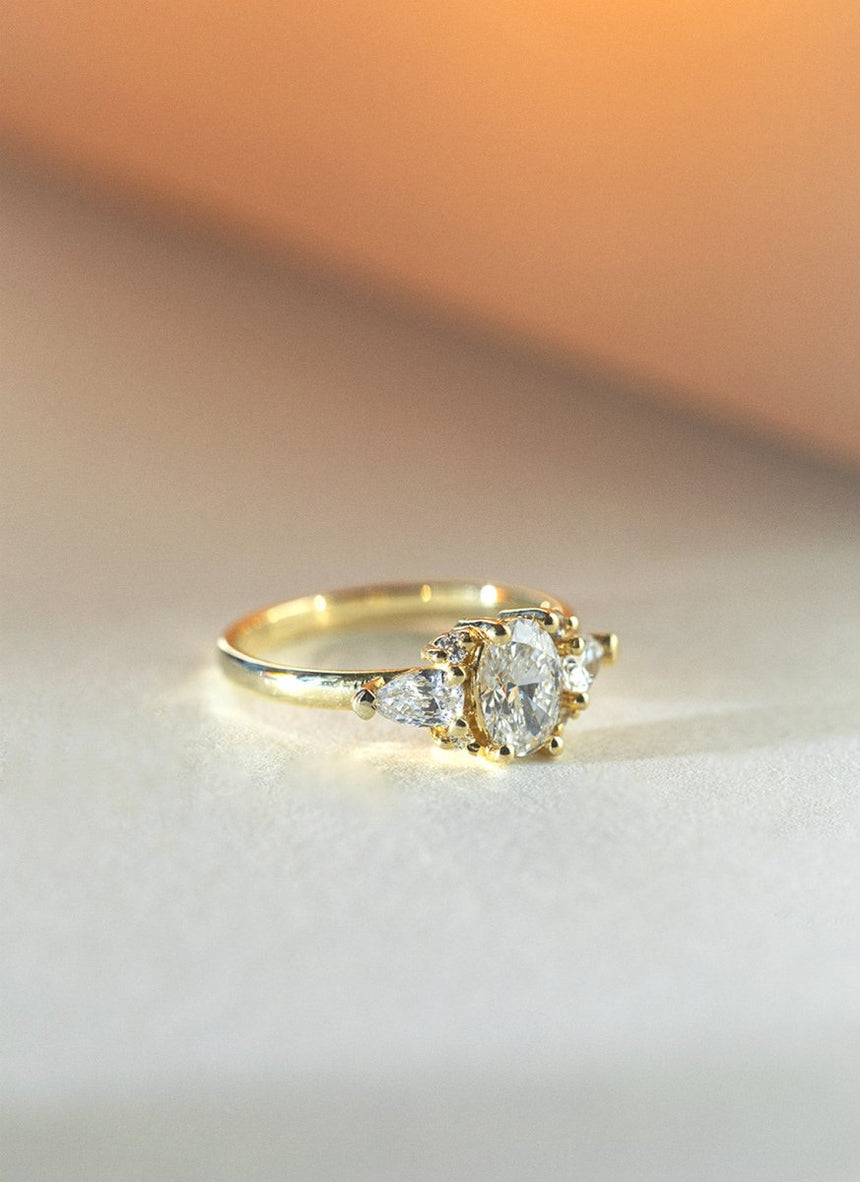 Delphine oval cut diamond ring 14k - Studio Kroewe