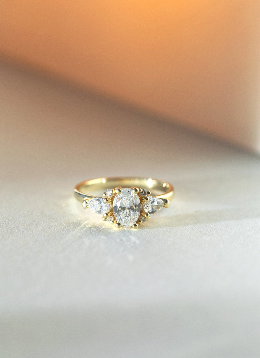 Delphine oval cut diamond ring 14k - Studio Kroewe