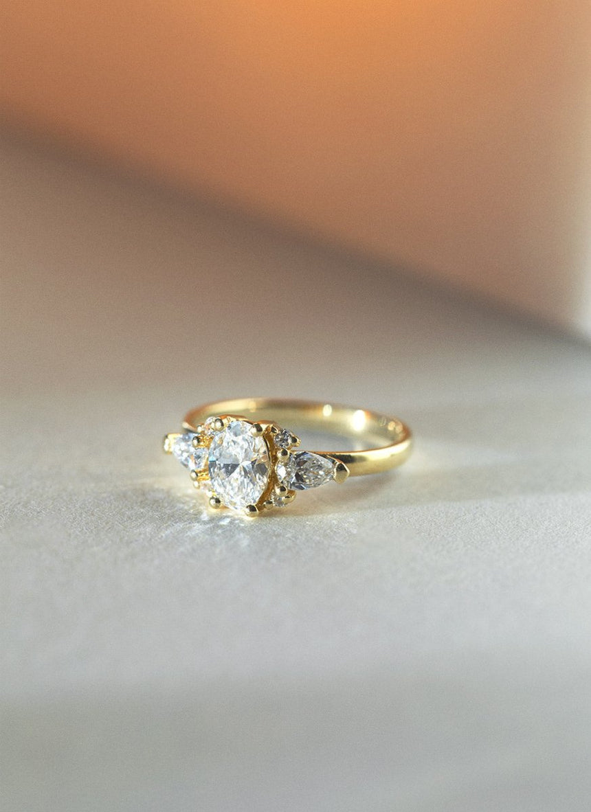Delphine oval cut diamond ring 14k - Studio Kroewe