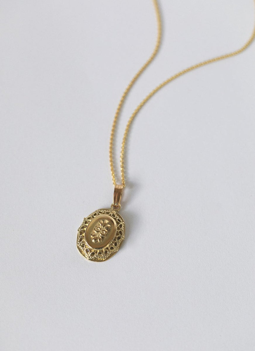 Dolly signet charm 14k gold - Studio Kroewe