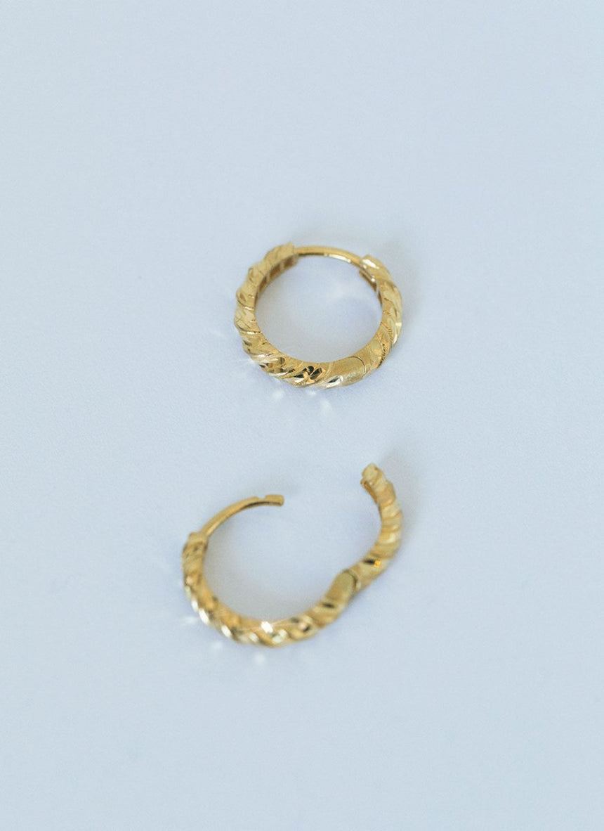 Faye twist earrings 14k gold - Studio Kroewe