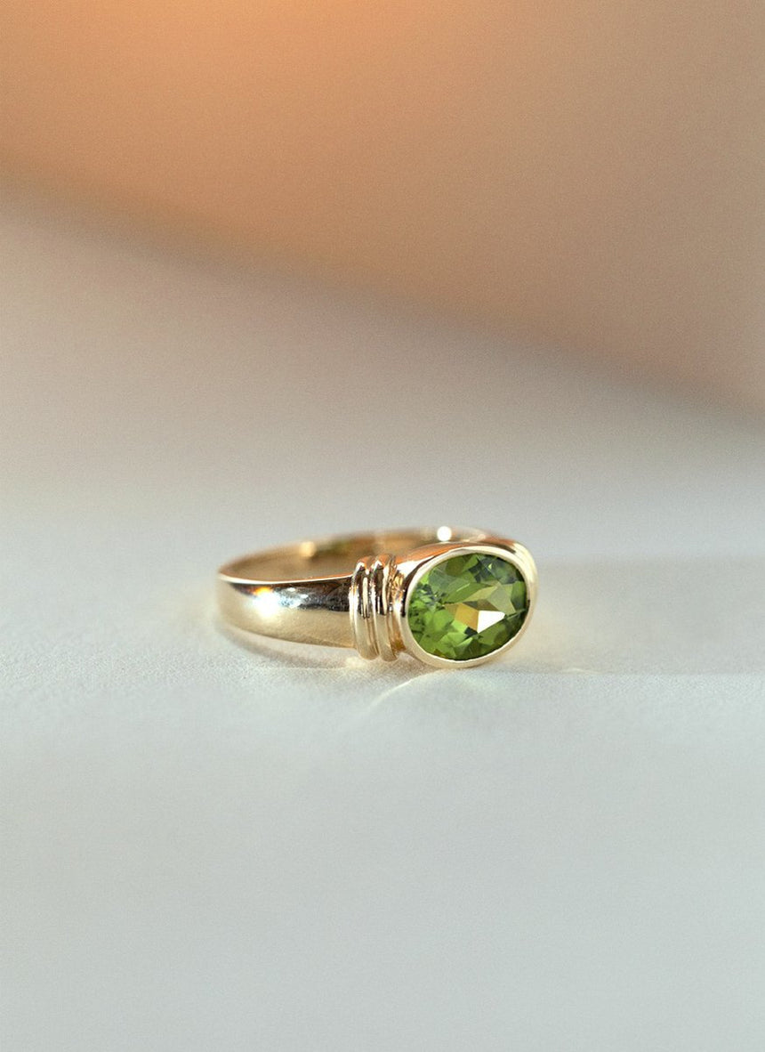 Goldie signet ring 14k gold - Studio Kroewe