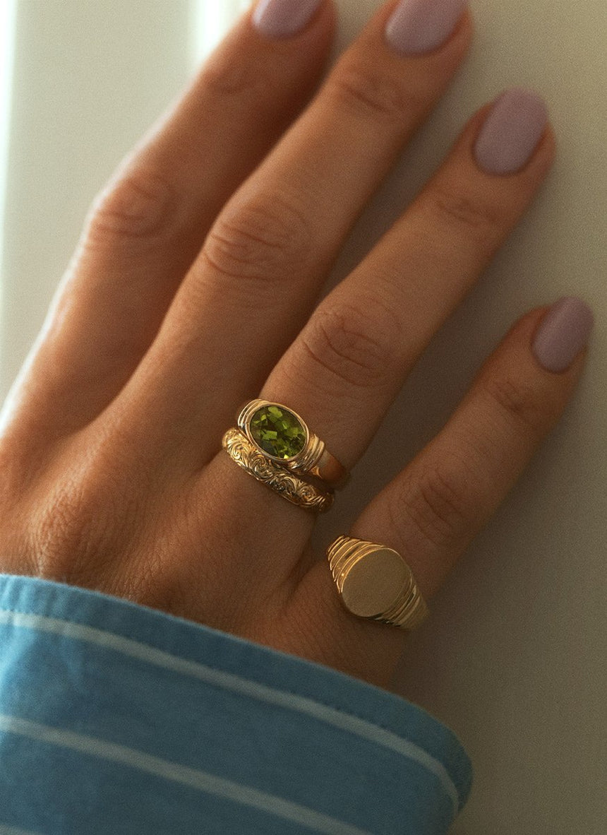 Goldie signet ring 14k gold - Studio Kroewe