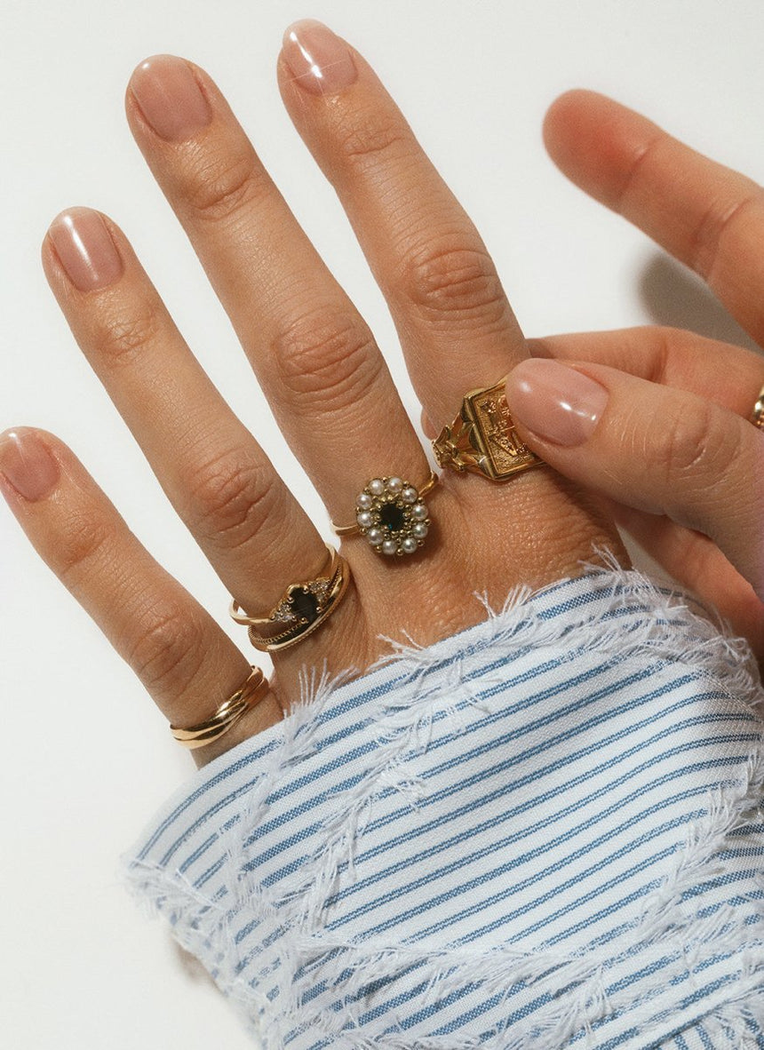 Freya love signet ring 14k gold - Studio Kroewe