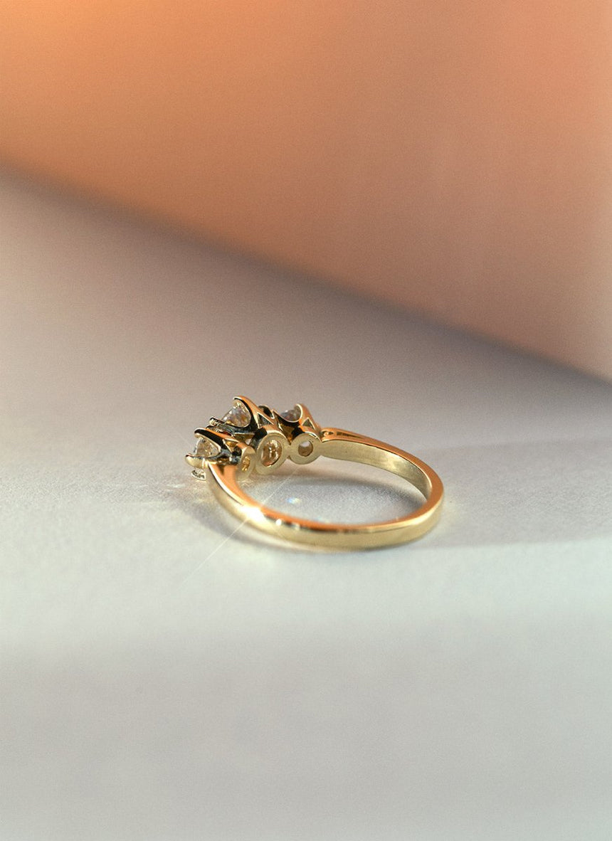 Frida brilliant cut diamond ring 14k gold - Studio Kroewe