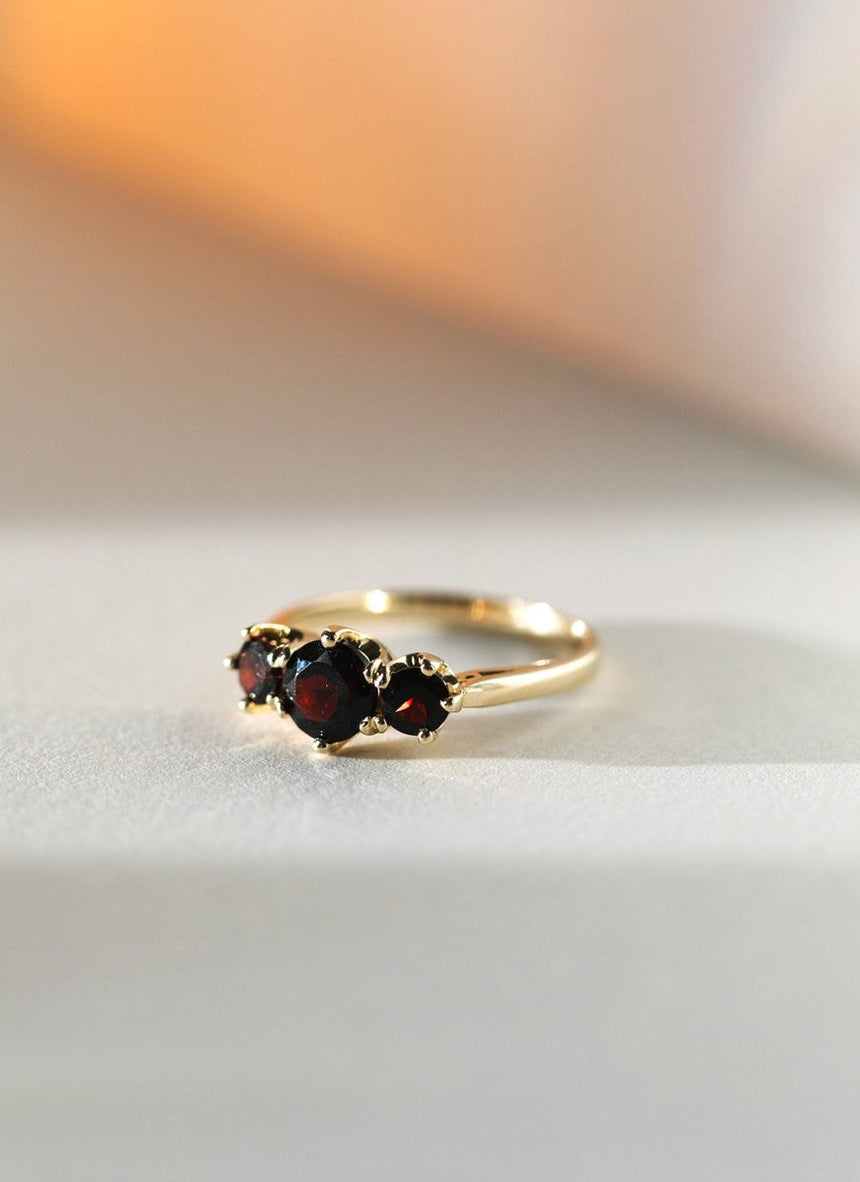 Frida garnet ring 14k gold - Studio Kroewe