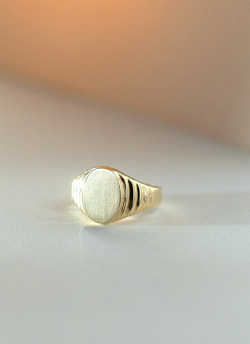Goldie signet ring 14k gold - Studio Kroewe