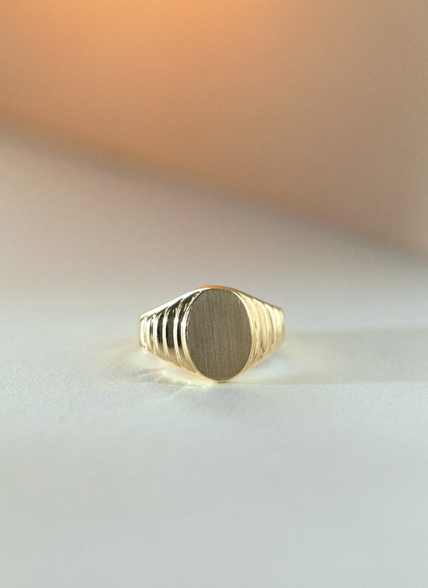 Goldie signet ring 14k gold - Studio Kroewe