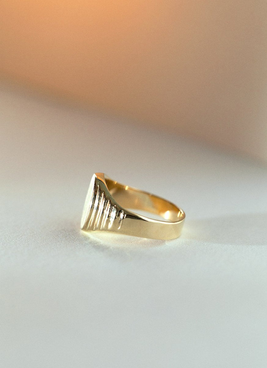 Goldie signet ring 14k gold - Studio Kroewe