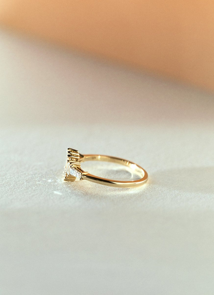 Hallie baguette cut diamond ring 14k gold - Studio Kroewe
