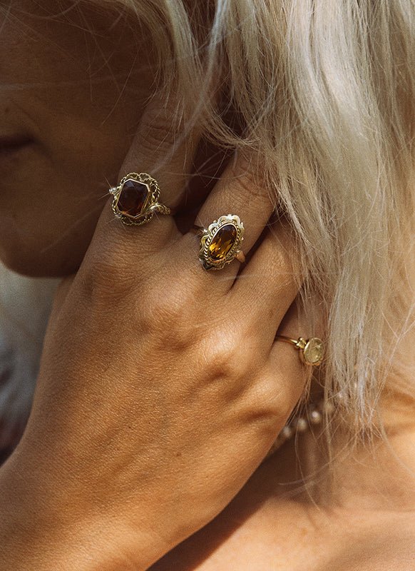 Goldie signet ring 14k gold - Studio Kroewe