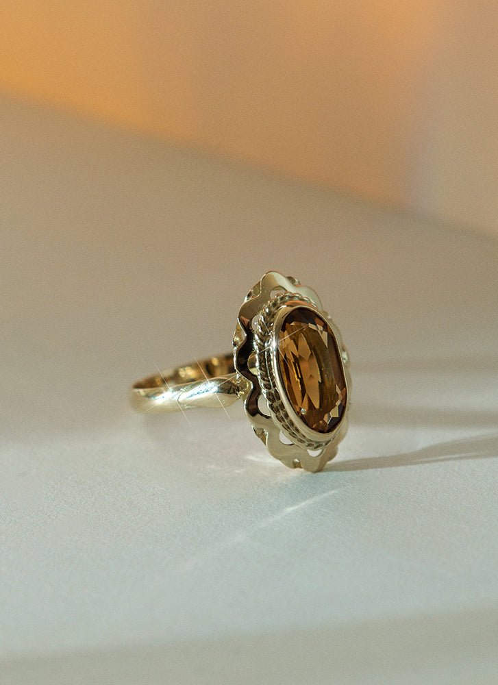 Goldie signet ring 14k gold - Studio Kroewe